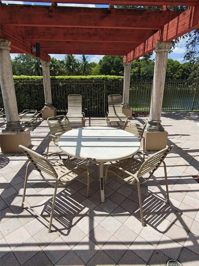 Building Photo - 2586 Centergate Dr