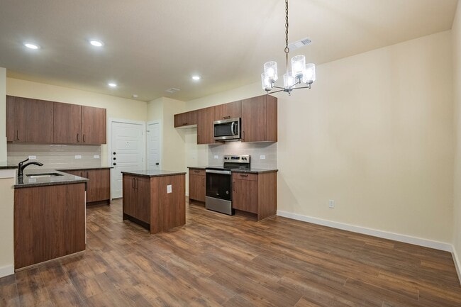 Building Photo - GORGEOUS 3 BEDROOM DUPLEX LOCATED IN MIDLOTHIAN ISD!