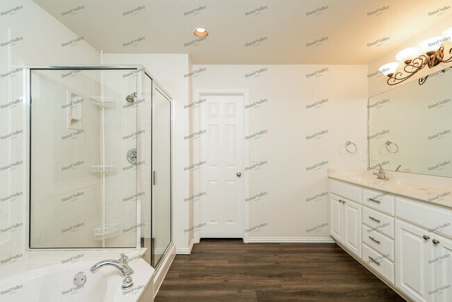 Building Photo - 13313 E 43rd St