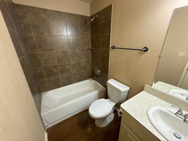 Building Photo - 2725 Lovers Lane Rd