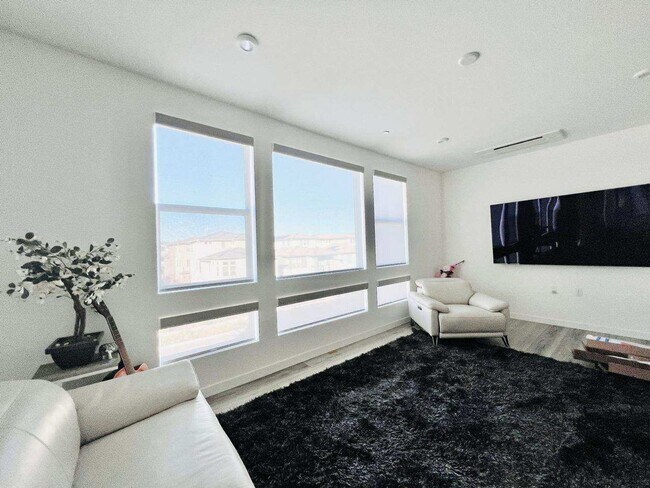 Building Photo - Dublin Hyde Park Modern Living Single Level Condo 4 Bed / 2 Bath, Amenities, Close to 580