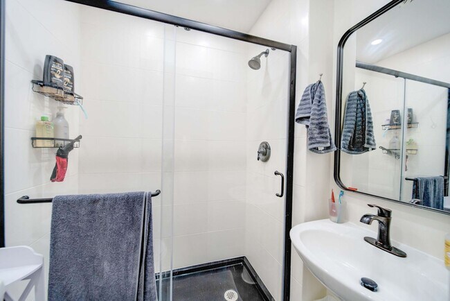 Building Photo - Ultimate 6-Bedroom House with Modern Kitchen, Baths & Private Parking!