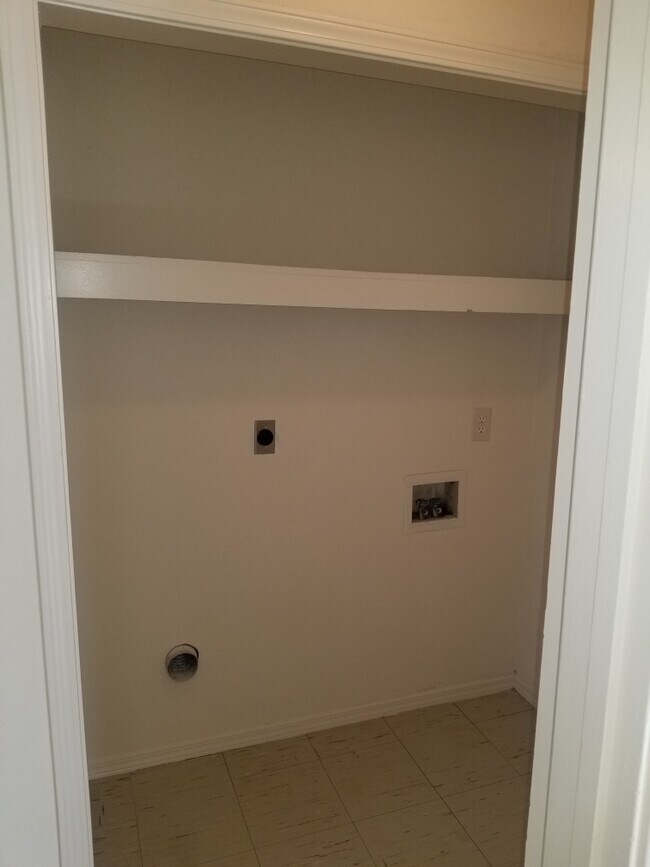 Building Photo - 109 Upsilon St