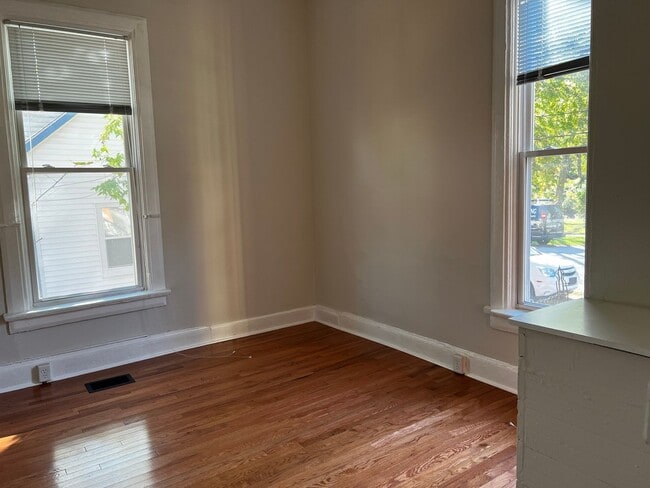 Building Photo - Beautiful Apartment Near Downtown Delaware