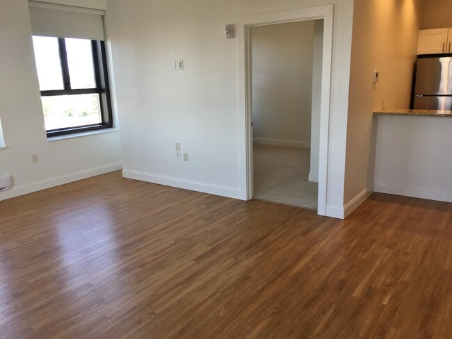 Building Photo - 875 Elm St