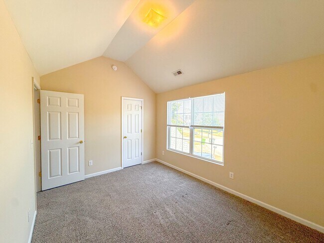 Building Photo - 3 Bedroom 2.5 Bath Single Family Home with Fenced Backyard!