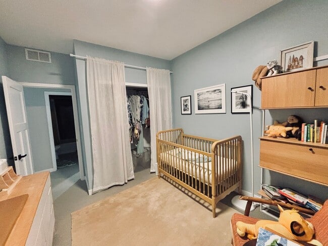 Building Photo - Rare Minnehaha Parkway rental under 5k! Be...