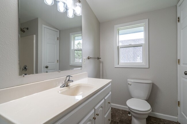 Building Photo - Recently Updated Single Family Home Available