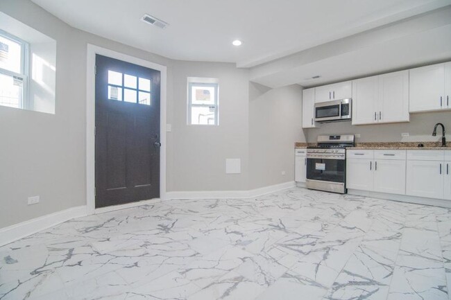 Building Photo - 2 bedroom in Chicago IL 60651