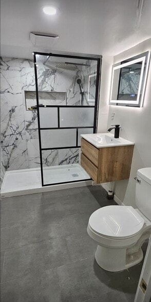 Full Bathroom - 2437 S Milan St