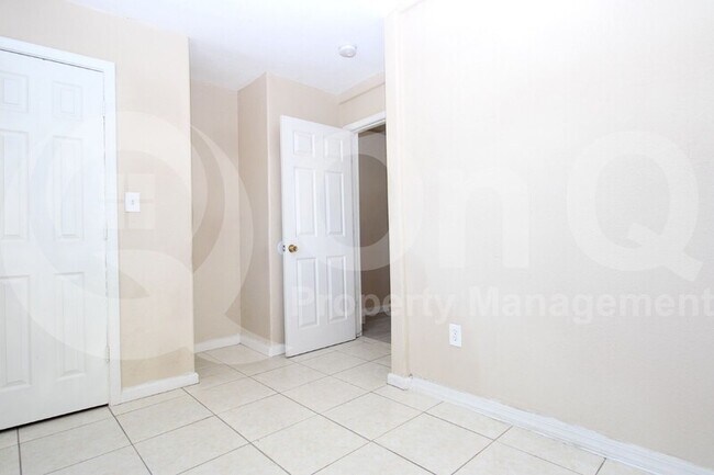 Building Photo - 3206 W Cypress St