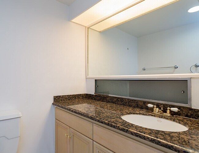 Building Photo - 2 Bedroom Corner Unit with 2 Side-by-Side Covered Parking Stalls in Hawaii Kai