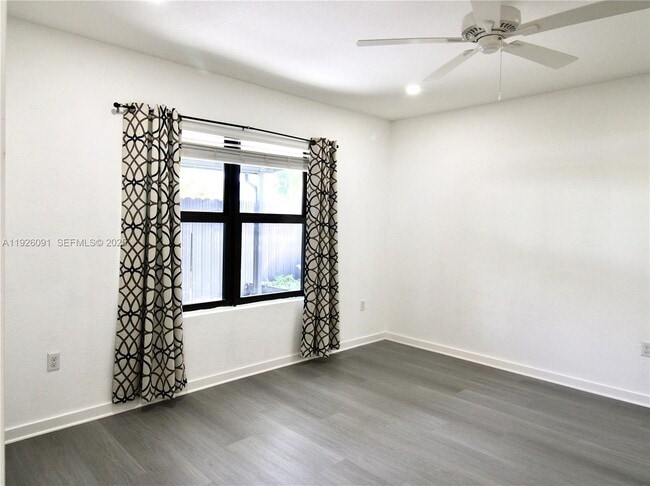 Building Photo - 561 NE 6th Pl