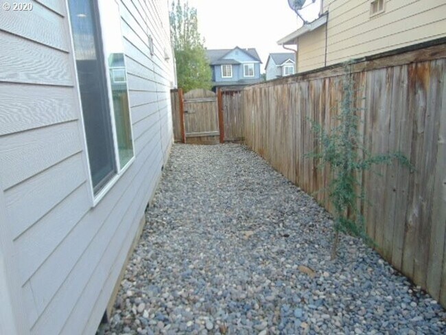 Building Photo - Beautiful 4 Bedroom Home with 2.5 Baths lo...