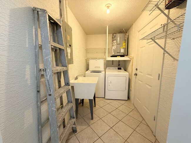 Building Photo - "Charming 2-Bed, 2-Bath Villa Retreat in New Port Richey!"