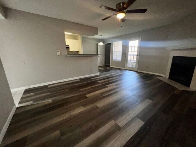 Building Photo - 3/2 Regency Gardens 1st Floor Condo with New Plank Fooring, Stainless Appliances, and Fresh Paint!