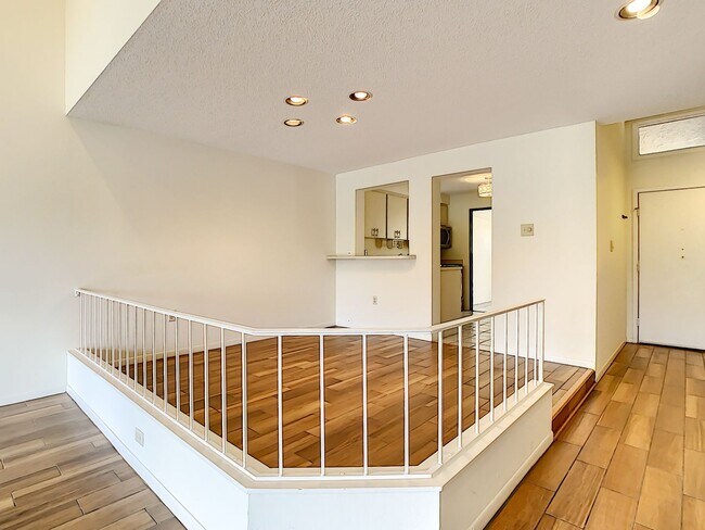 Building Photo - RARE 3 BEDROOM/ 2 BATH IN THE HIGHLY DESIR...