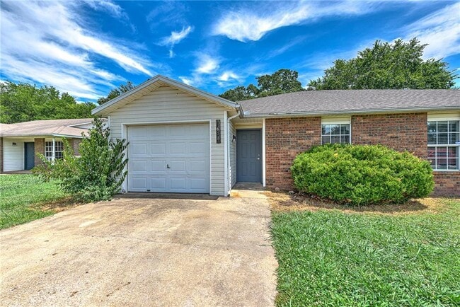 Building Photo - "Homey 3-Bed Townhouse on North Boxley Ave...