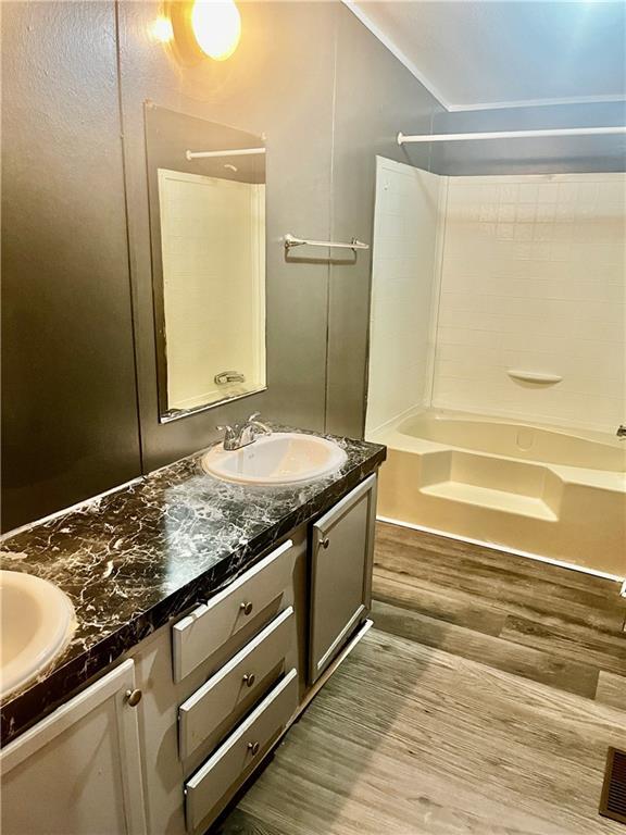 Building Photo - 1914 Pinehurst Ln