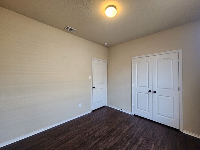 Building Photo - Wood Like Tile Flooring & Vinyl Plank - No Carpet / 1 Story Unit/ Fenced in Yard / Interior Washe...