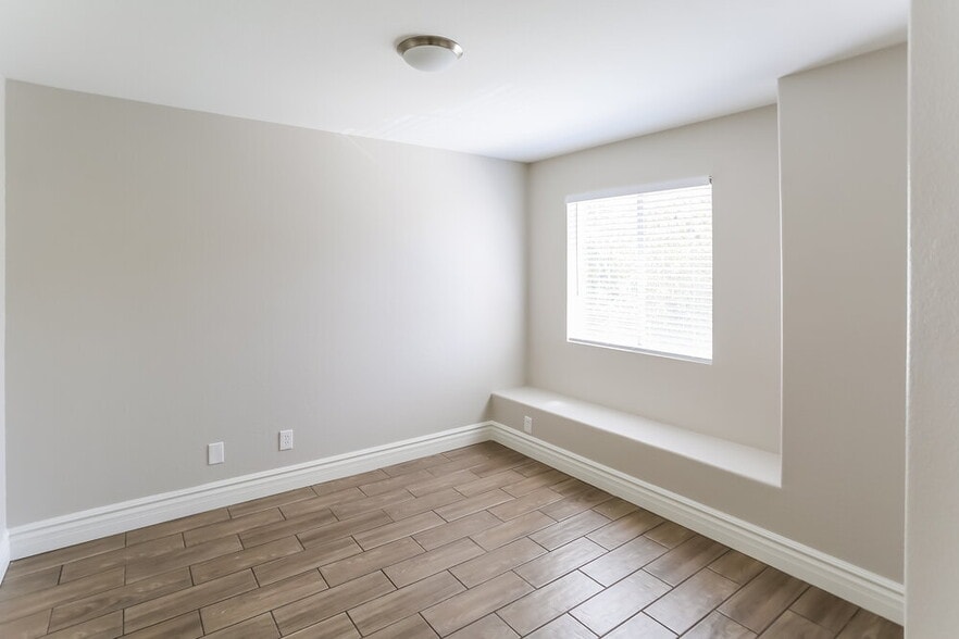 Building Photo - 3424 E Rockwood Dr
