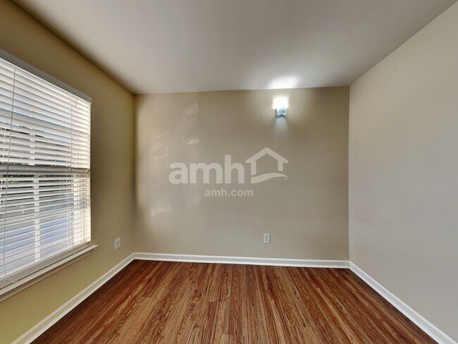 Building Photo - 25 Bellows Falls Dr