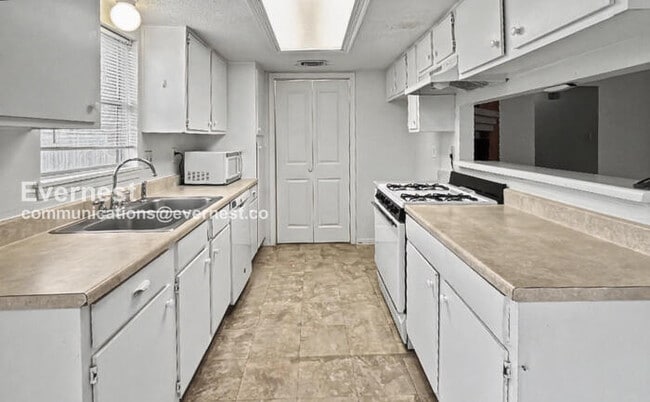 Building Photo - 3206 Abbey Field Ln