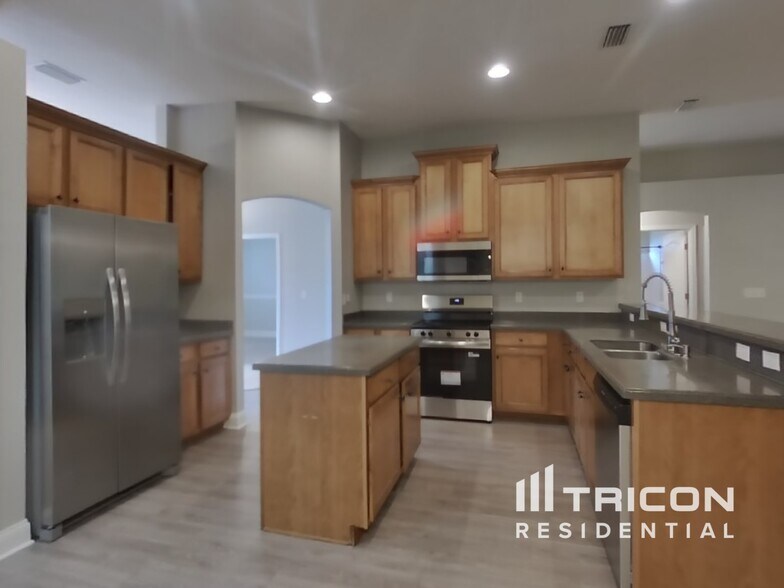Building Photo - 10768 Stanton Hills Dr E