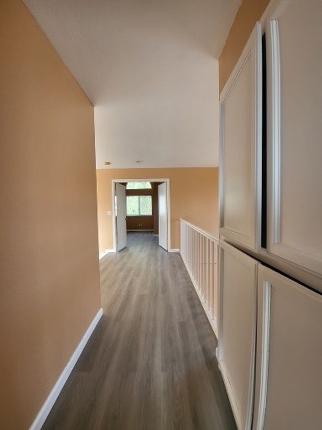 Building Photo - Beautiful home well maintained 4 Bedroom 3...