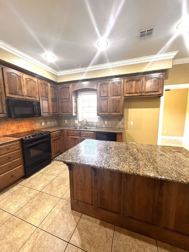 Building Photo - 15 Bluestem Ln