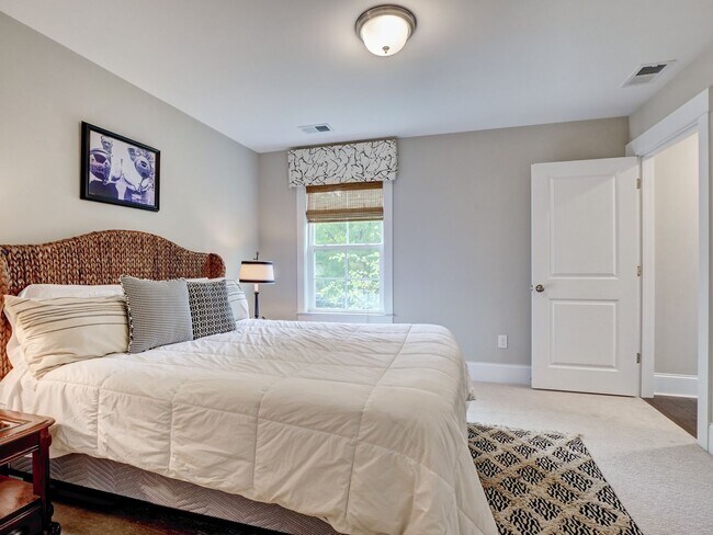 Building Photo - Charming 4 Bedroom Cottage Available in Og...
