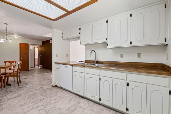 Building Photo - 724 Martha Gale Dr