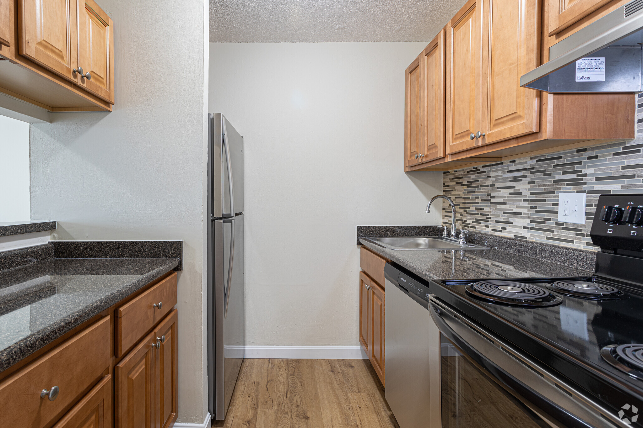 1 BR, 1BA, 625 SF - Carlyle House Apartments