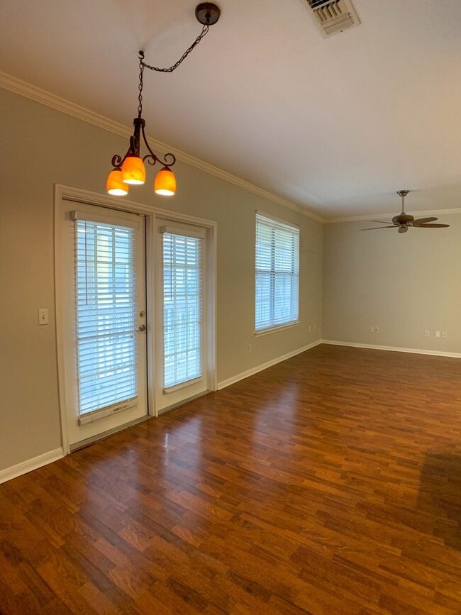 Building Photo - New listing 2/2 with pool view