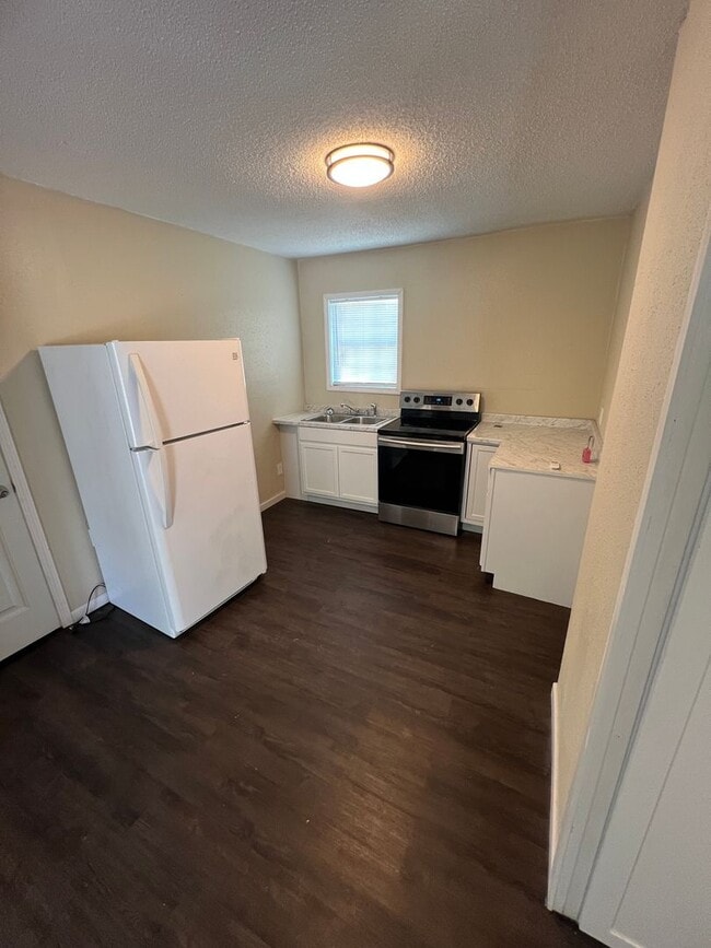 Building Photo - 2 Bedroom 1 bathroom with a bonus/flex room!