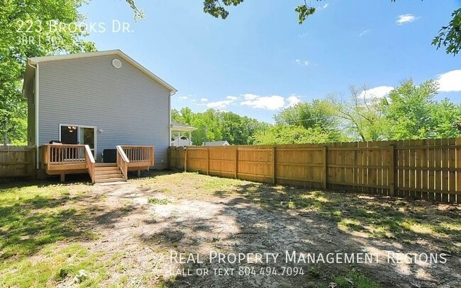 Building Photo - 223 Brooks Dr