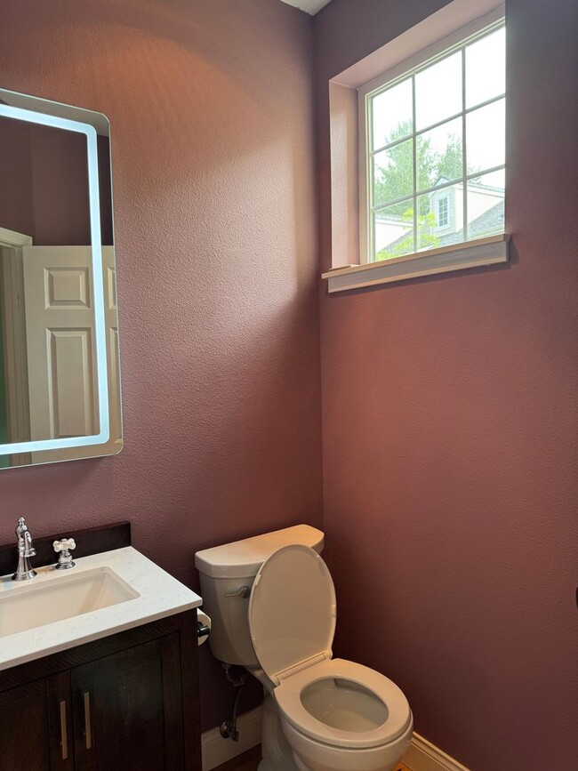 Building Photo - Gorgeous Townhome with W/S/G AND Gas!
