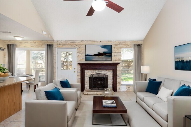 Building Photo - 811 Sierra Lake Dr
