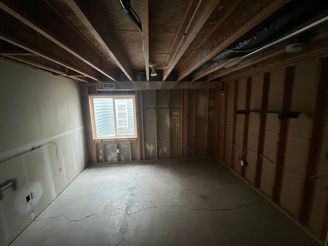 Building Photo - 3 bedroom, 2.5 Bath Town home