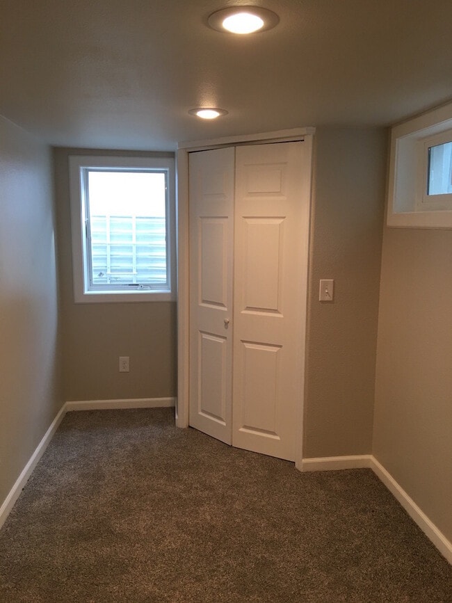 Building Photo - 4 bedroom, 2 bath Home