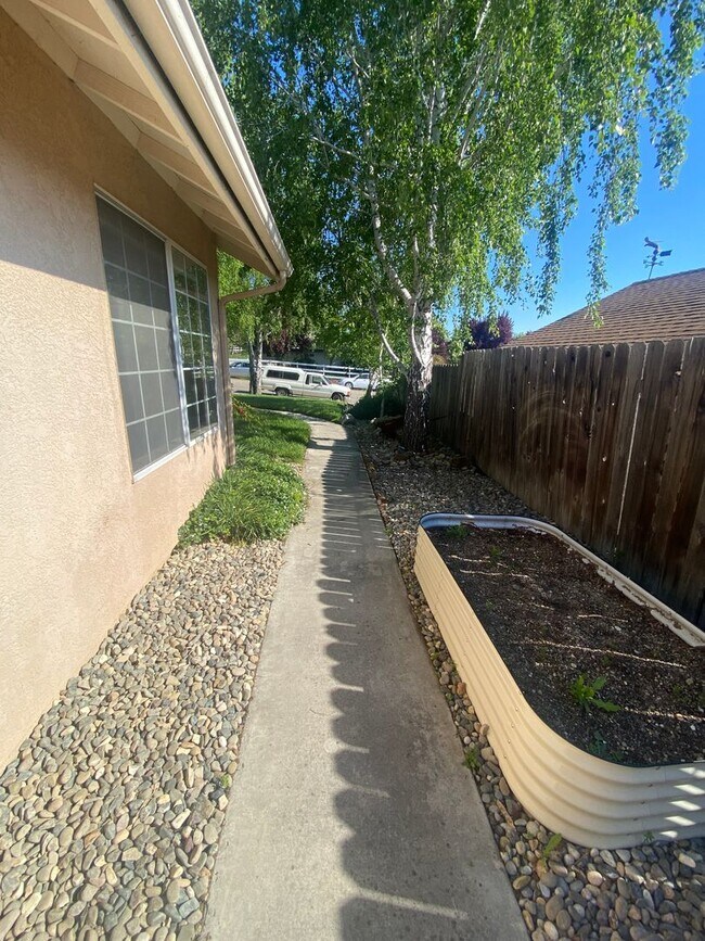 Building Photo - 1275 Peterson Ranch Rd