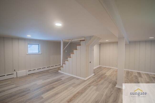 Building Photo - 3043 Pinewood Ave