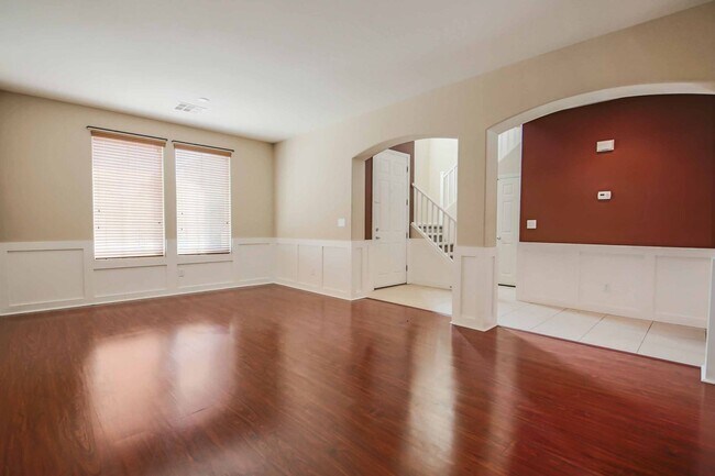 Building Photo - Luxurious Retreat in the Heart of Las Vegas