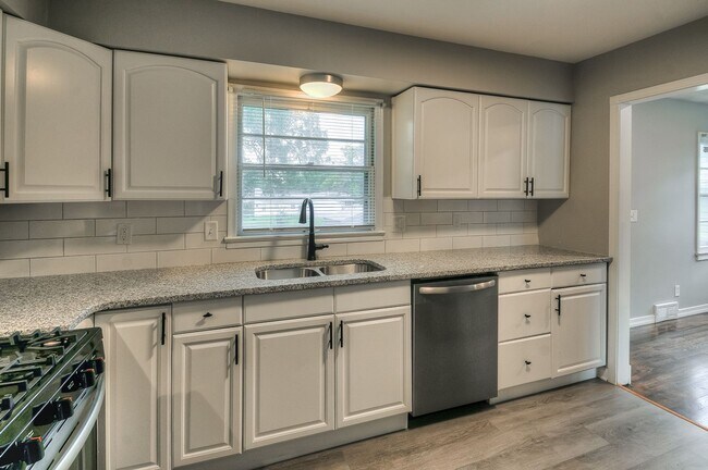 Building Photo - 5415 Poppleton Ave