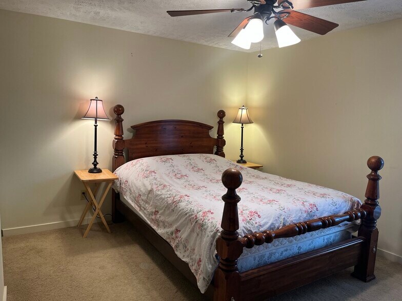 Building Photo - 210 Pinehurst Ln