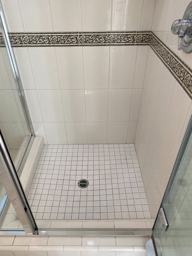 Building Photo - Bright, Corner Studio! Laundry On-Site! HARDWOOD! High Ceilings!