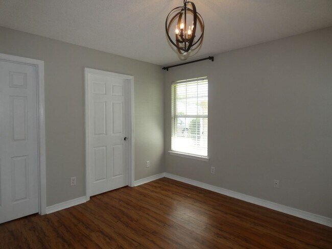 Building Photo - Charming Brick Home - Stonebrook