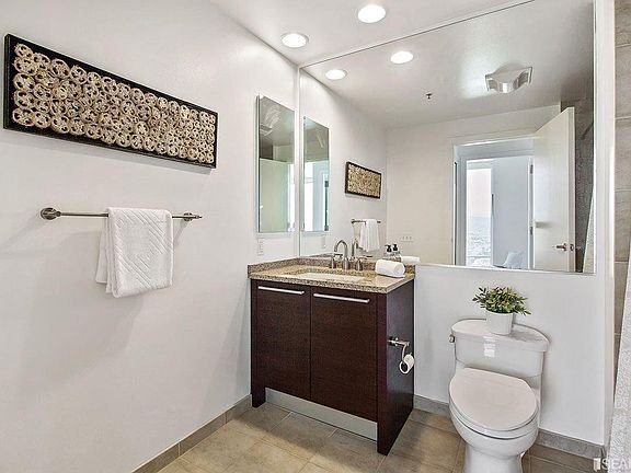 Building Photo - 425 1st St