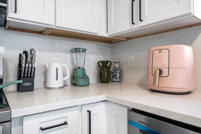 Building Photo - 5048 Bluff Pl