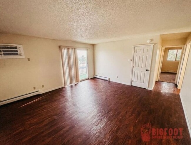 Building Photo - Pet Friendly 2 Bedroom/ 1 bath Westside Location With Balcony!